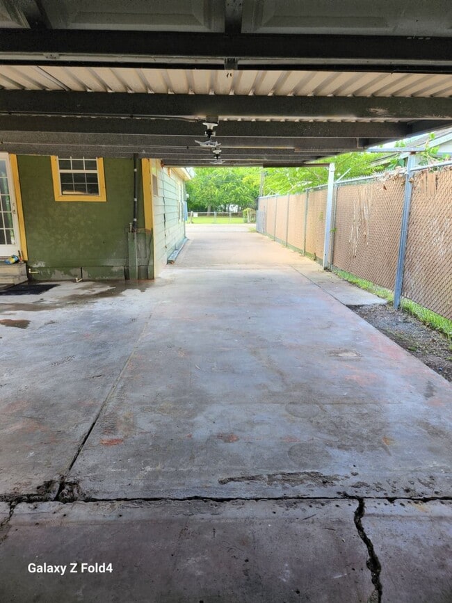 Building Photo - 1806 N Ave S