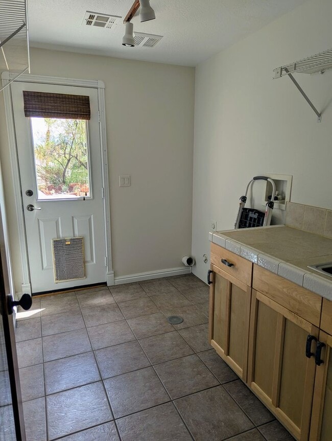 Building Photo - Santa Fe Vistas House!