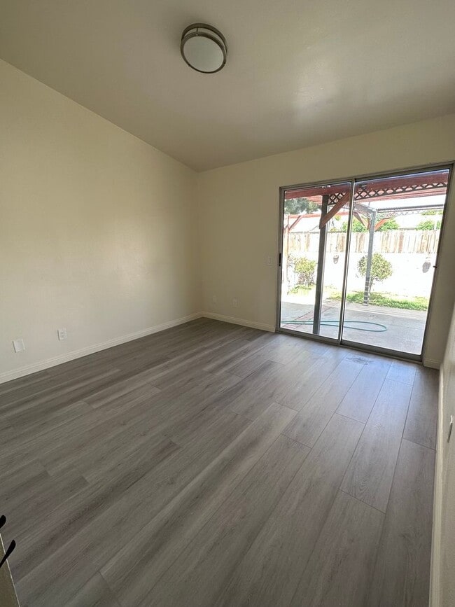 Building Photo - NEW REMODELED 2 Bd/ 1 Ba Home