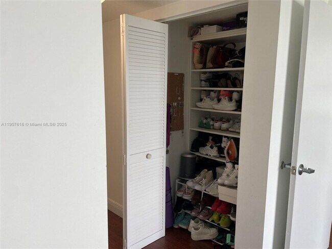 Building Photo - 1800 N Bayshore Dr