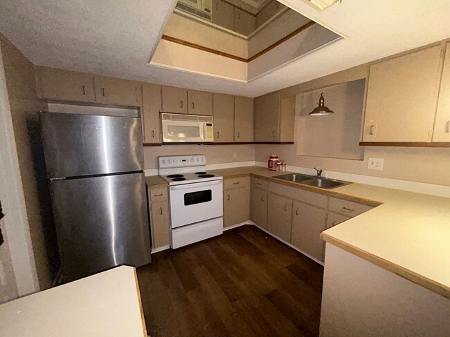 Building Photo - 400 Plumosa Ave
