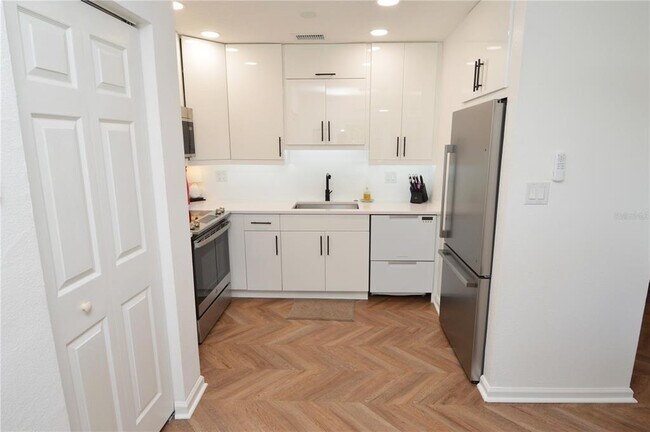 Building Photo - 5048 Beach Dr SE