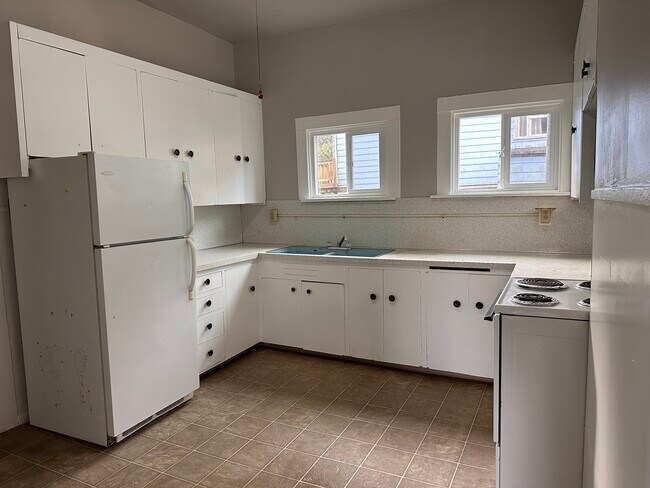 Building Photo - 256 4th St