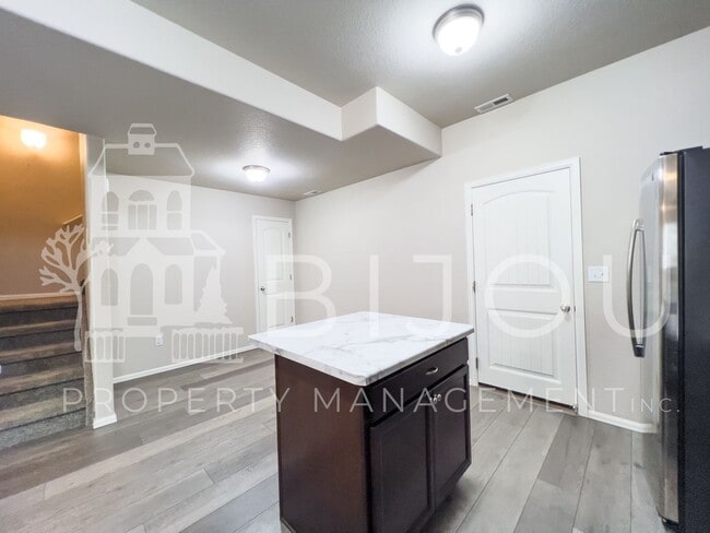 Building Photo - 7661 Silver Larch Pt