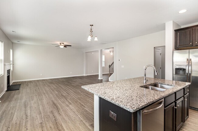 Building Photo - Beautiful 3BR 2.5BA plus a spacious loft! ...