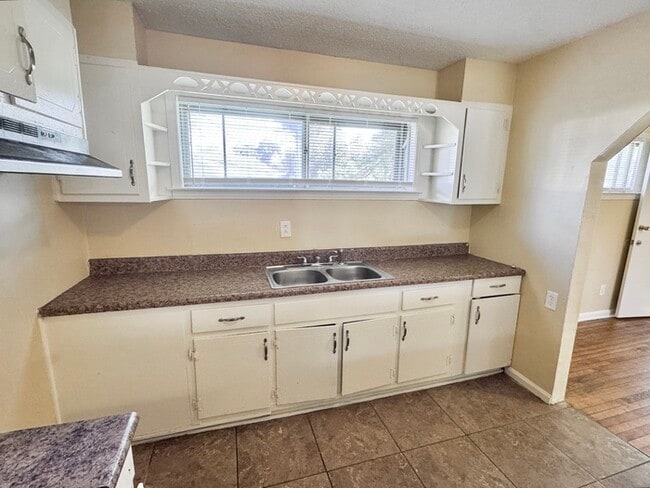 Building Photo - 5502 Santa Monica St