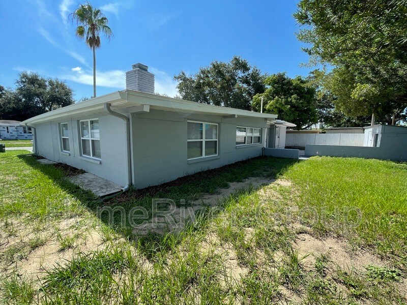 Building Photo - 841 La Plaza Ave S
