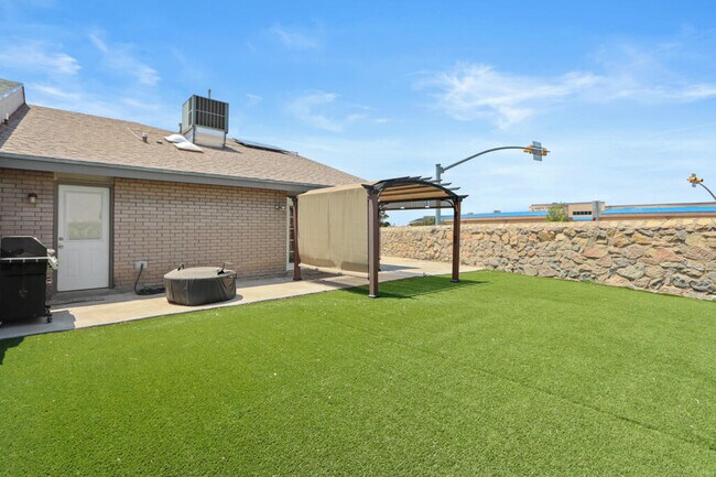 Building Photo - 10901 Highwood Way