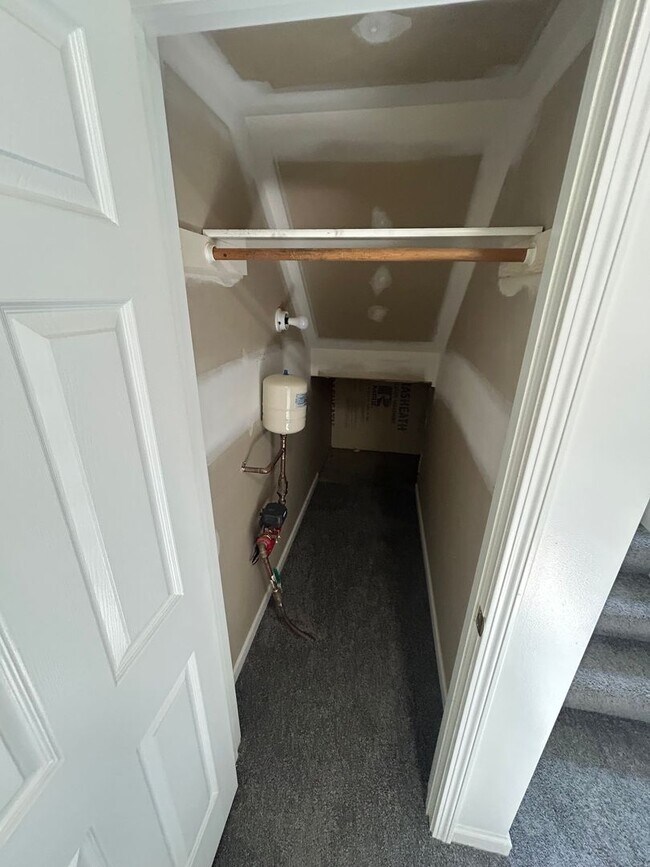 Building Photo - 2 bedroom, 1.5 bath Townhouse style apartm...