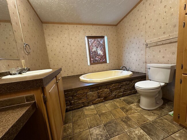 Building Photo - Spacious 4 bedroom/2 bath home for rent - ...