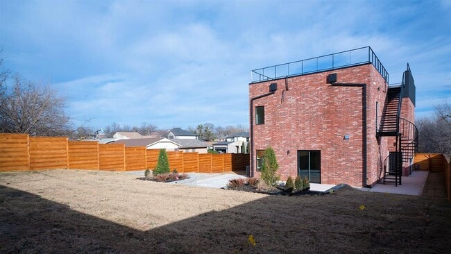 Building Photo - 605 N Idaho Ave