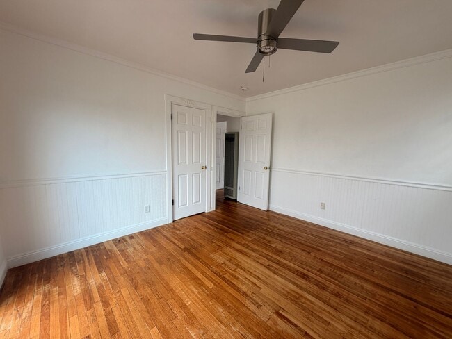 Building Photo - Bright and charming 2 Bedroom / 1 Bathroom home with tons of natural light and plenty of outdoor ...