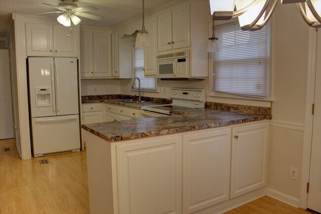 Building Photo - Well maintained ranch home available June ...