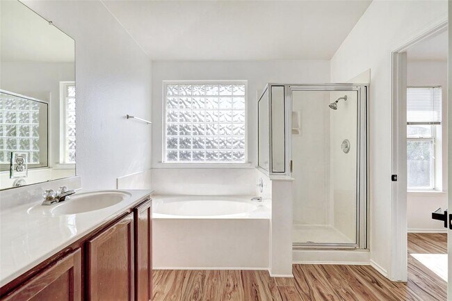 Building Photo - 1305 4 Cabin Ct