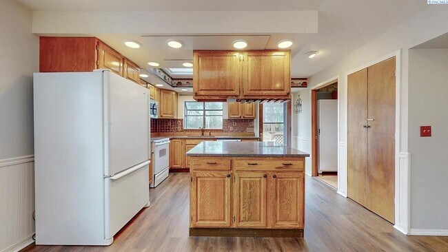 Building Photo - 3 bedroom, 3 bath home in Kennewick