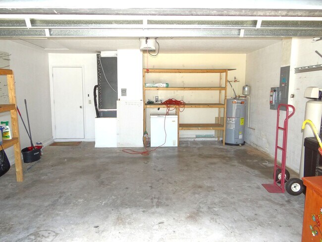 Building Photo - 4 bedroom & 2 bath home off of Bloomingdale Ave.