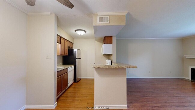 Building Photo - 904 University Oaks Blvd