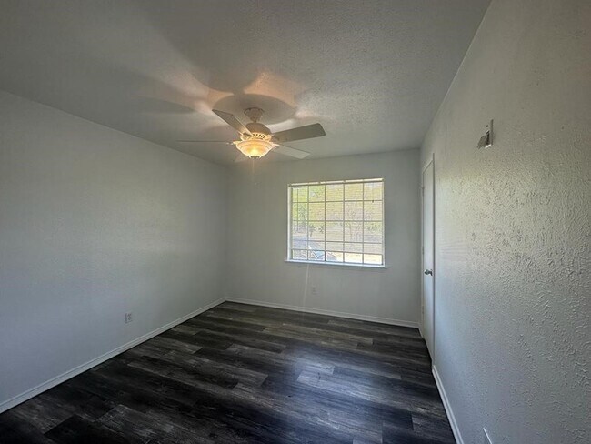 Building Photo - 2818 Golfing Green Dr