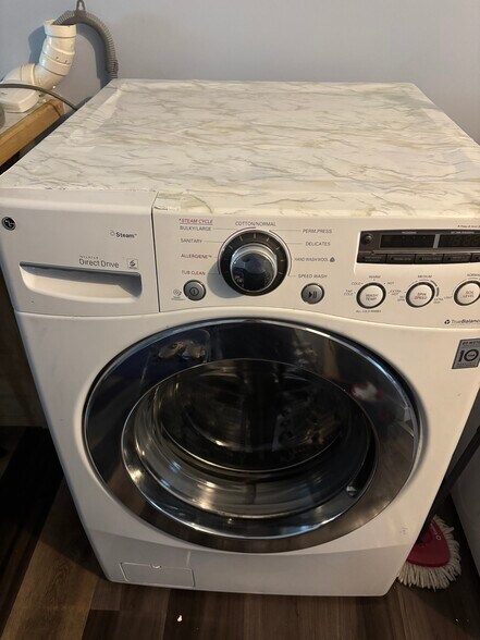 Building Photo - 285 Main St