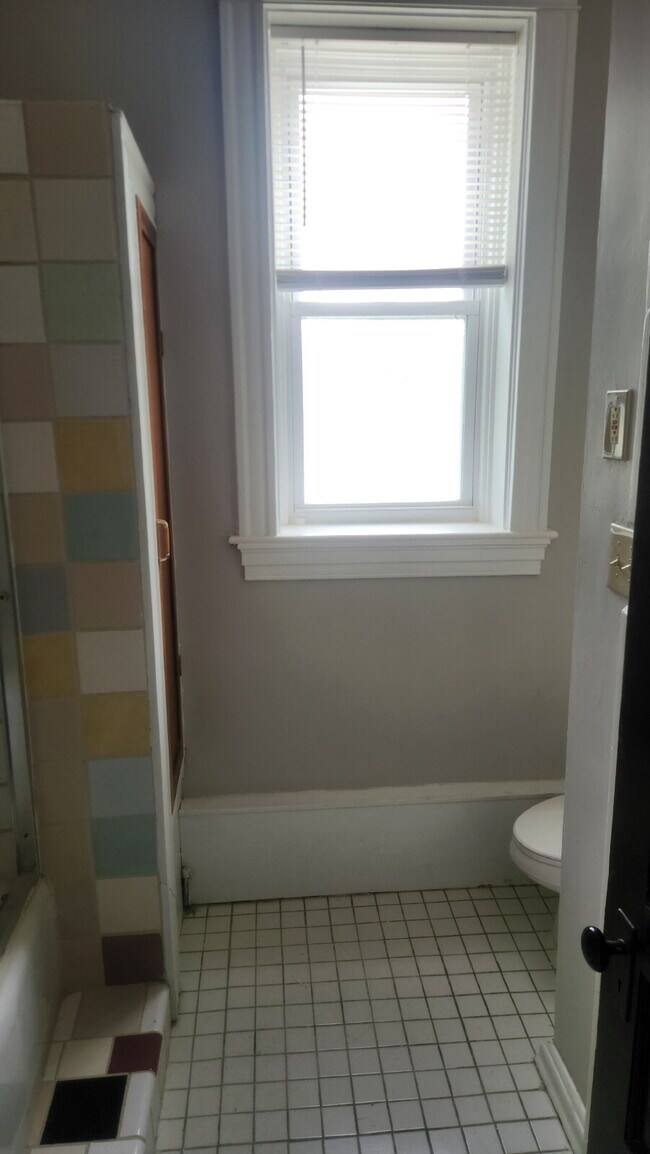 Building Photo - "Spacious 5-Bedroom Gem with 2 Full Baths in St. Louis – Your Ideal Family Home Awaits!"