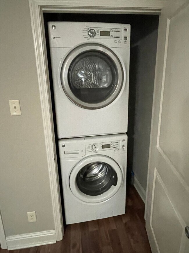 Building Photo - Renovated 1BD/1BA 2 Blocks Off St Charles Ave