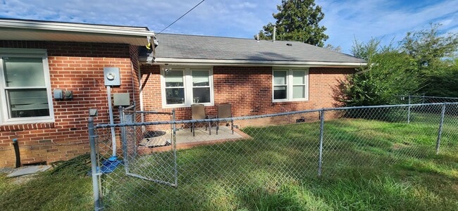 Building Photo - Large 2 Bedroom Rambler with 2 Primary Sui...