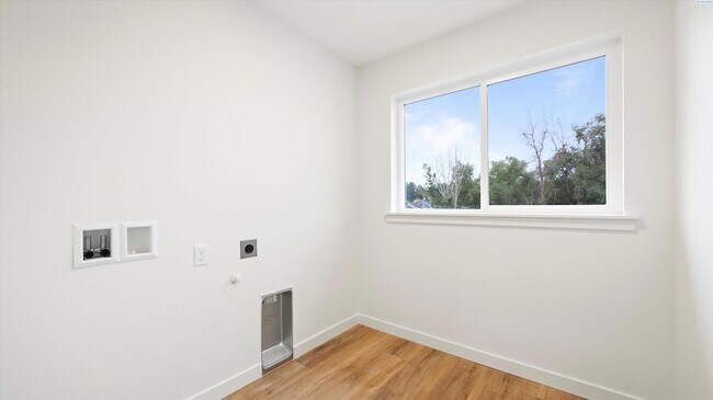 Building Photo - 3555 W 6th Pl