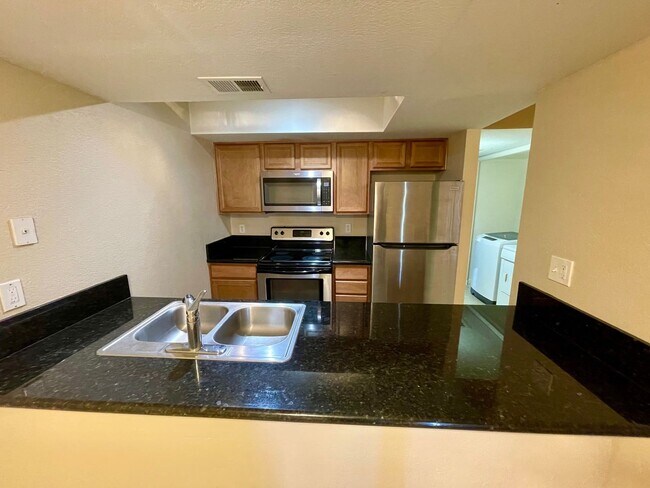 Building Photo - 2 Bedroom Condo close to airport