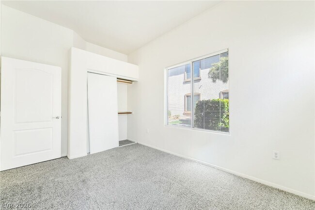 Building Photo - 2305 W Horizon Ridge Pkwy