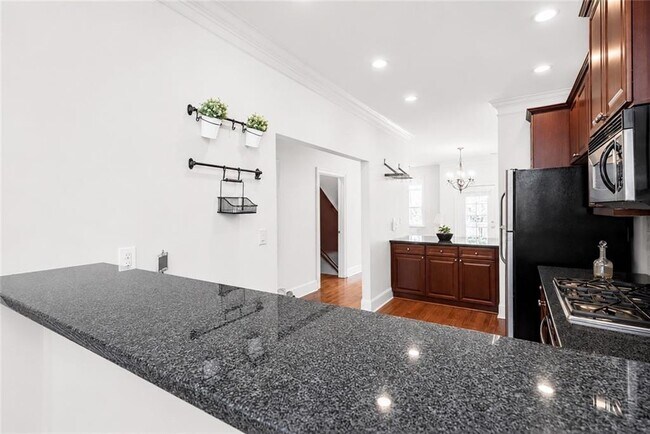 Building Photo - 5490 Glenridge Park NE