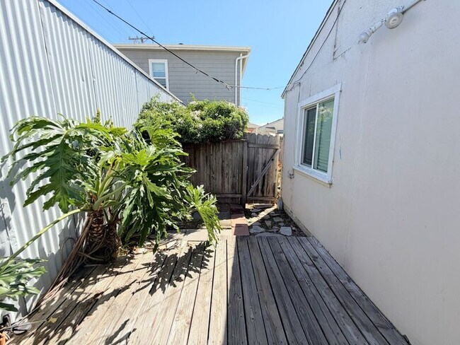 Building Photo - 1732 Cabrillo Ave