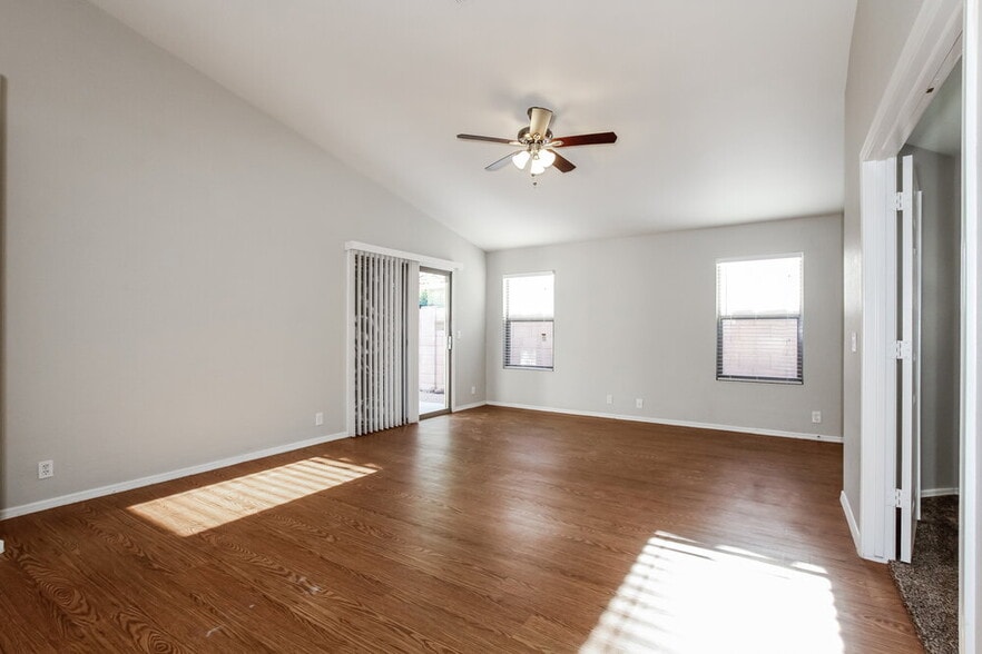 Building Photo - 3319 W Louise Dr