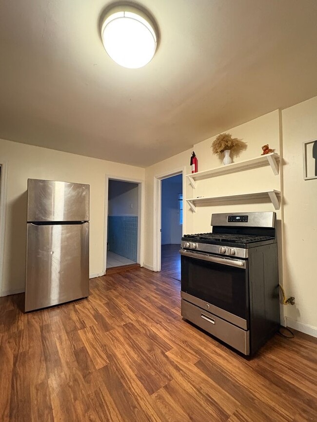 Building Photo - 58-60 Temple Street