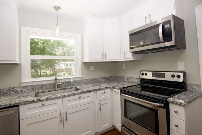 Building Photo - Southern Pines Retreat: Cozy 3-Bedroom Hom...