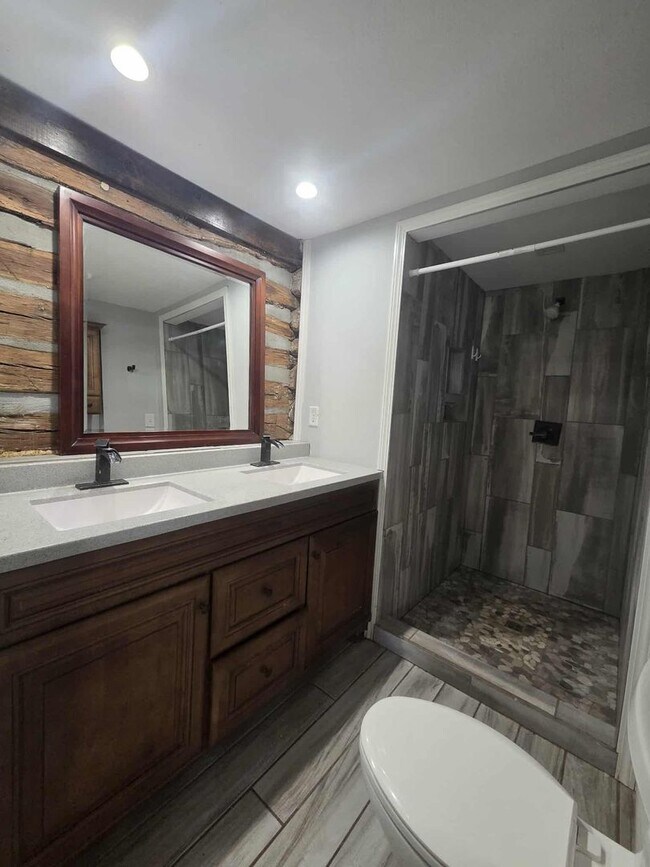 Building Photo - Charming Farm House!