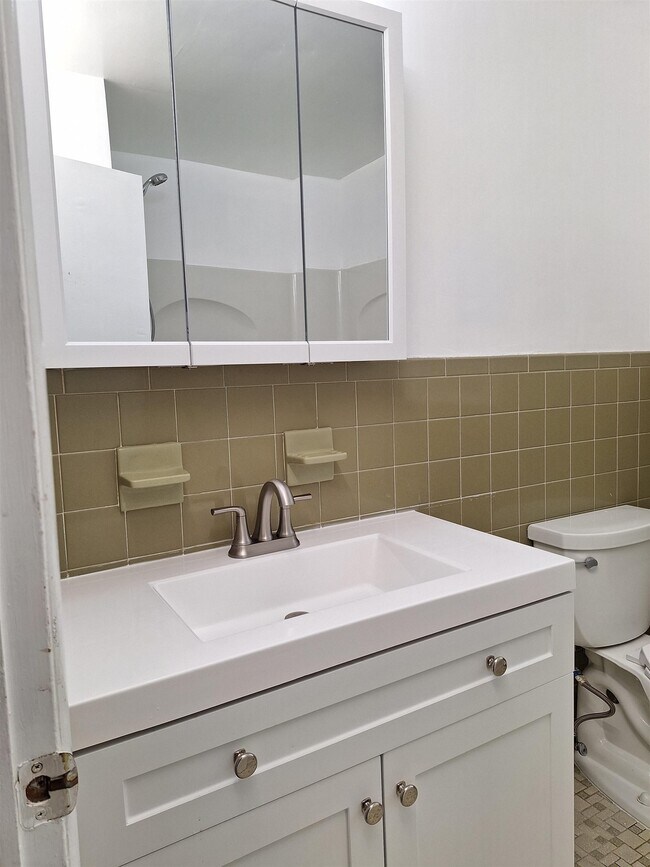 Building Photo - 169 W 51st St