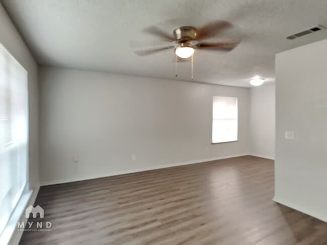 Building Photo - 1303 1/2 Berry Dr Apt A