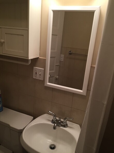 Building Photo - 2126 W Barry Ave