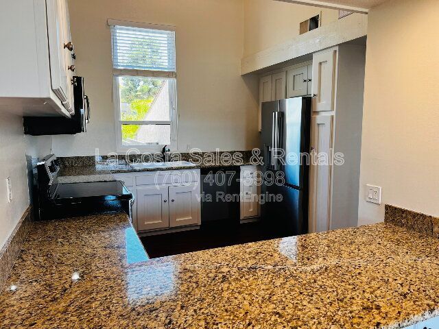 Building Photo - 2204 Plaza De Las Flores Plz