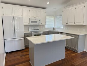 Building Photo - Beautiful 5 bedroom home!