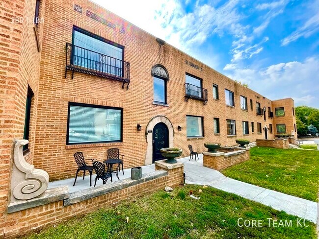 Building Photo - 1107 W 45th St