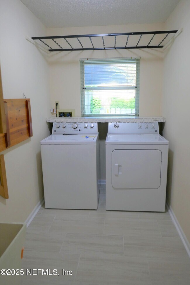 Building Photo - 10996 Raley Creek Dr S