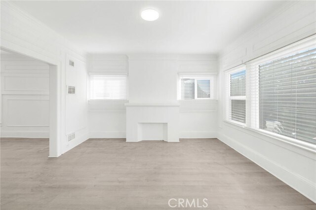 Building Photo - 550 N Kenmore Ave