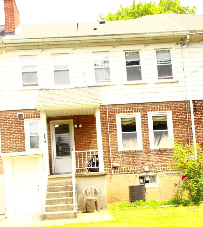 Backyard - 754 E Washington Ave