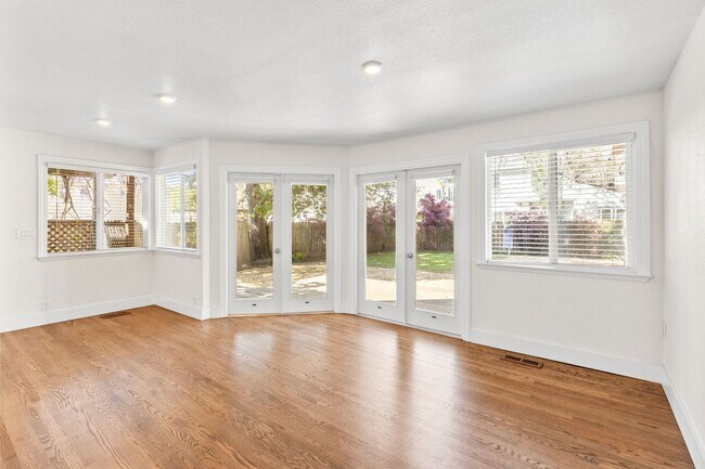 Building Photo - Charming & Spacious Single Family Home