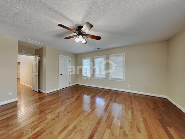 Building Photo - 901 Birkdale Dr