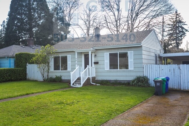 Building Photo - 2 Bedroom Bungalow in Northeast Portland - Huge Backyard!