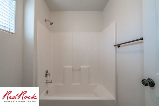 Building Photo - DOG-FRIENDLY 4 Bedroom Townhome with INTERNET INCLUDED!