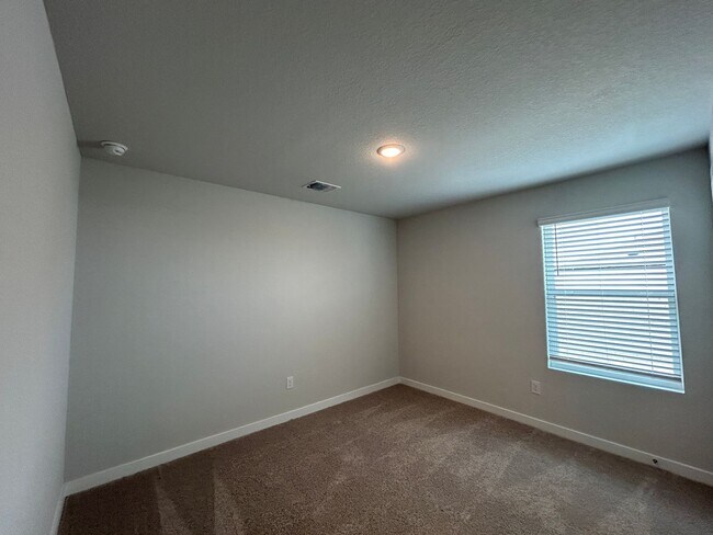 Building Photo - Walking Distance to Long Creek High School / Fridge, Washer & Dryer Included / Fenced in Yard / N...