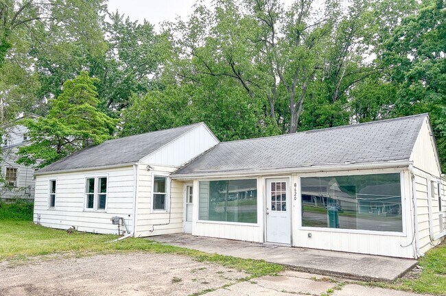 Building Photo - AVAILABLE NOW!! 3 Bedroom Home with Huge Y...